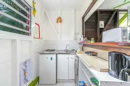 Bungalow charmant à Rivière-Salée avec terrasse privée - Photo 5