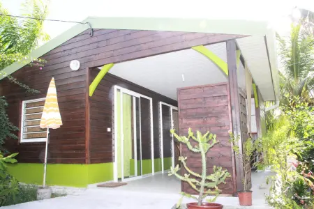 Bungalow charmant à Rivière-Salée avec terrasse privée - Photo 16