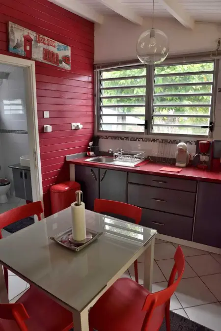Bungalow charmant à Le Gosier avec jardin clos et parking - Photo 2