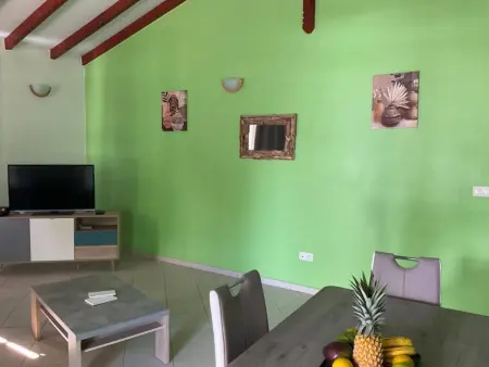 Maison élégante au Moule avec terrasse ensoleillée - Photo 11
