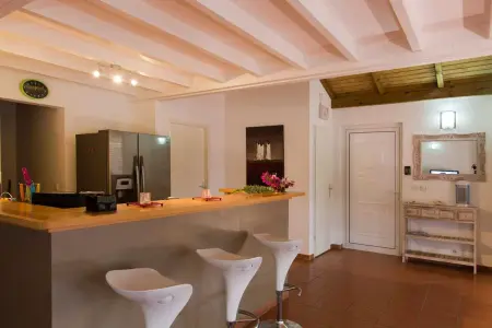 Villa Spacieuse avec Piscine Privée à Saint-François – 120 m², Jardin - Photo 5