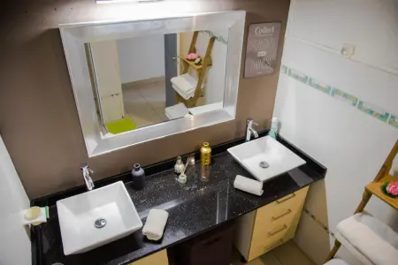 Maison spacieuse avec jacuzzi et vue sur la mer à Sainte-Rose - Photo 8