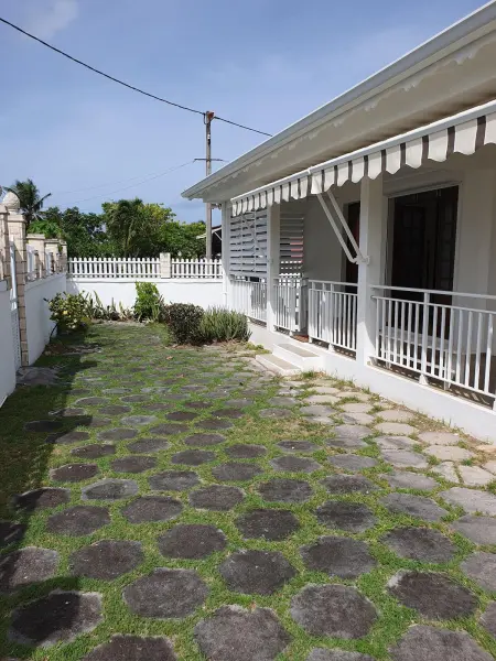 Maison spacieuse à Petit Canal, 104 m², proche sites historiques - Photo 1