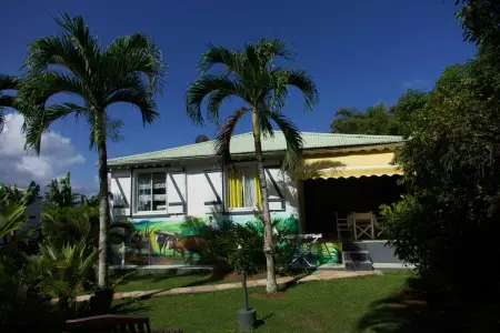 Bungalow charmant à Sainte-Rose avec piscine partagée - Photo 2