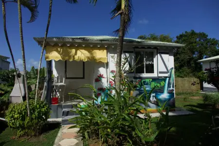 Bungalow charmant à Sainte-Rose avec terrasse et piscine - Photo 10