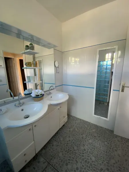 Appartement Confort Pointe-Noire + Piscine, Appartement 6 personnes à Pointe Noire - Photo 4
