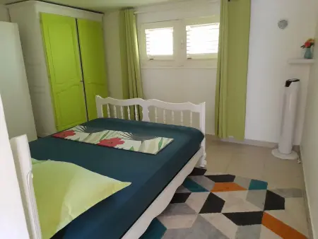 Appartement charmant à Sainte-Rose avec terrasse et jardin - Photo 2