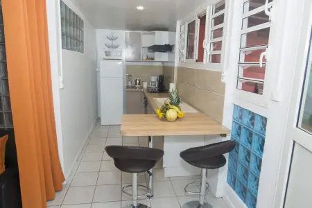 Appartement moderne à Fort-de-France, terrasse équipée, 50 m². - Photo 3