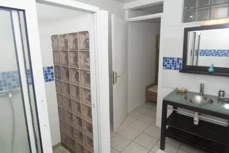 Appartement moderne à Fort-de-France, terrasse équipée, 50 m². - Photo 7