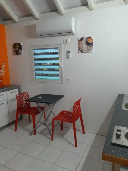 Bungalow charmant à Petit-Bourg avec jardin privatif - Photo 4
