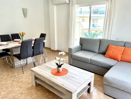 Charmant appartement à La Pineda avec grande terrasse, jardin et piscine, proche de la plage - Photo 2