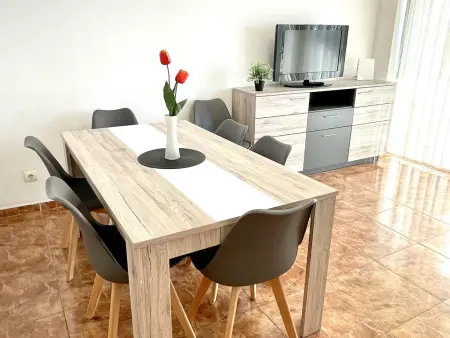 Appartement spacieux en bord de mer avec climatisation, terrasse et parking gratuit - Photo 1