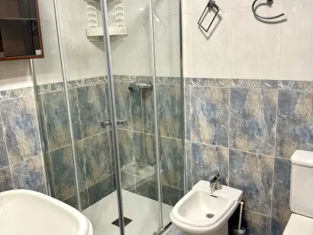 Appartement spacieux en bord de mer avec climatisation, terrasse et parking gratuit - Photo 8