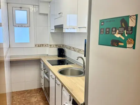 Appartement spacieux en bord de mer avec climatisation, terrasse et parking gratuit - Photo 13