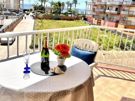 Appartement spacieux en bord de mer avec climatisation, terrasse et parking gratuit - Photo 23
