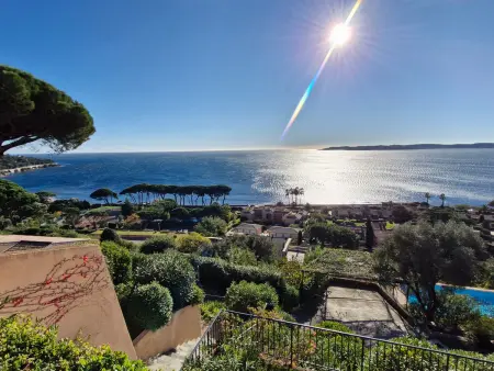 Appartement 2 pièces avec climatisation, terrasse, piscine et parking, près de la mer à Ste Maxime - Photo 1