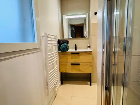 Appartement moderne 4 pièces, proche des remontées, parking inclus - Photo 9