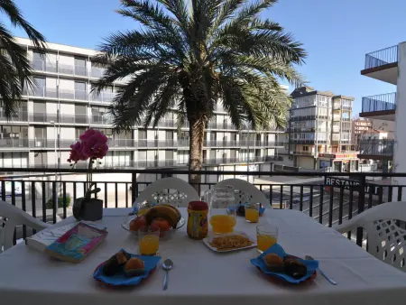 Bienvenido a nuestro acogedor apartamento en alquiler en Roses, Costa Brava! A solo 300 metros de la hermosa playa de Santa Margarita. - Photo 1