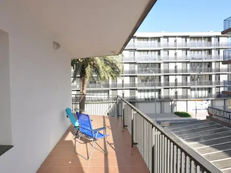 Bienvenido a nuestro acogedor apartamento en alquiler en Roses, Costa Brava! A solo 300 metros de la hermosa playa de Santa Margarita. - Photo 2