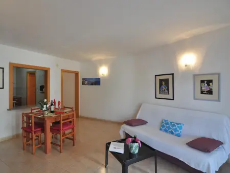 Bienvenido a nuestro acogedor apartamento en alquiler en Roses, Costa Brava! A solo 300 metros de la hermosa playa de Santa Margarita. - Photo 4