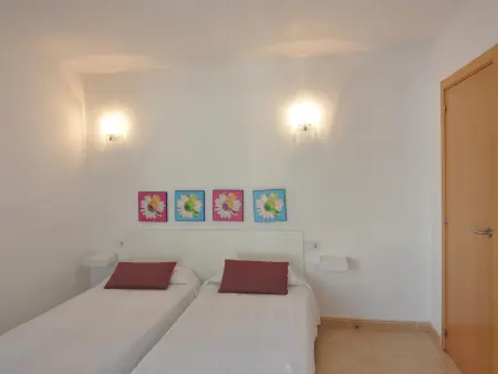 Bienvenido a nuestro acogedor apartamento en alquiler en Roses, Costa Brava! A solo 300 metros de la hermosa playa de Santa Margarita. - Photo 16