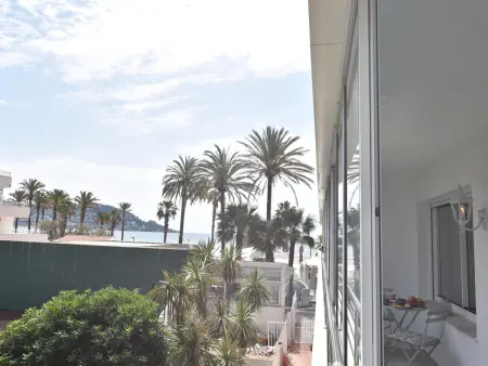 Encantador apartamento en alquiler en Roses, Costa Brava! A 0 metros de la playa. Disfruta de la piscina comunitaria y las vistas al mar. - Photo 2