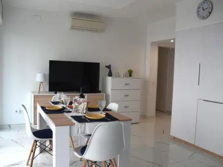 Encantador apartamento en alquiler en Roses, Costa Brava! A 0 metros de la playa. Disfruta de la piscina comunitaria y las vistas al mar. - Photo 7