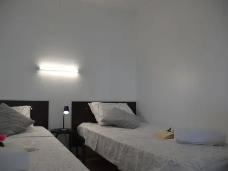 Encantador apartamento en alquiler en Roses, Costa Brava! A 0 metros de la playa. Disfruta de la piscina comunitaria y las vistas al mar. - Photo 14