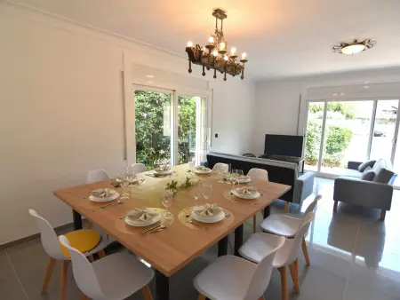 Maison Spacieuse à Roses, Idéale pour Familles et Groupes, Proche de la Plage et Piscine Communautaire - Photo 3