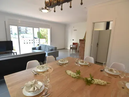 Maison Spacieuse à Roses, Idéale pour Familles et Groupes, Proche de la Plage et Piscine Communautaire - Photo 4
