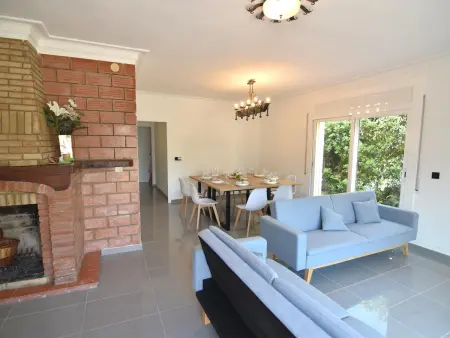 Maison Spacieuse à Roses, Idéale pour Familles et Groupes, Proche de la Plage et Piscine Communautaire - Photo 7