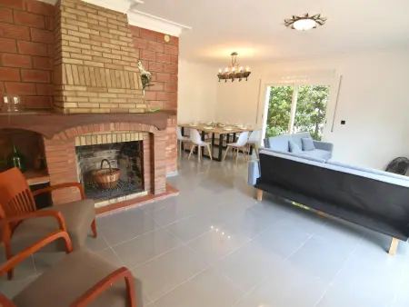 Maison Spacieuse à Roses, Idéale pour Familles et Groupes, Proche de la Plage et Piscine Communautaire - Photo 8