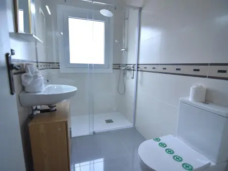 Maison Spacieuse à Roses, Idéale pour Familles et Groupes, Proche de la Plage et Piscine Communautaire - Photo 19