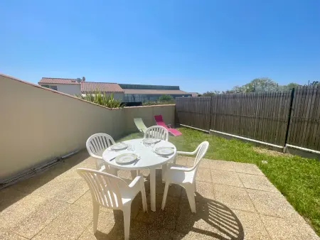 Maison avec jardinet, 2 chambres, parking, proche plage et centre - Photo 2