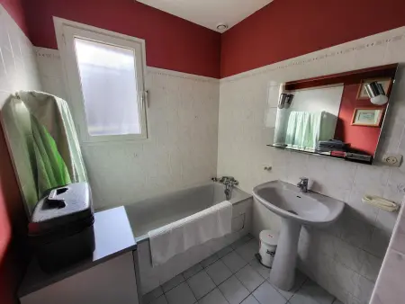 AGREABLE MAISON 2 CHAMBRES AVEC PISICINE ET STATIONNEMENT DANS UN QUARTIER CALME - Photo 13