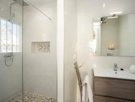 Charmante maison 5 ch. à 10 min de la plage avec piscine privée, terrasse et parking - Photo 30