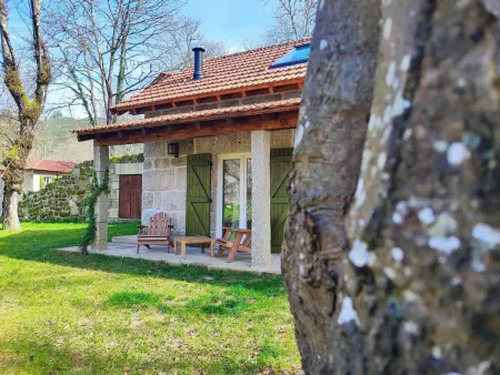 Maison sereine au bord de la rivière avec cheminée - Photo 1