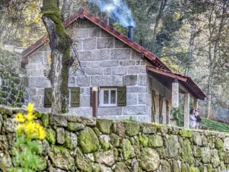 Maison sereine au bord de la rivière avec cheminée - Photo 2