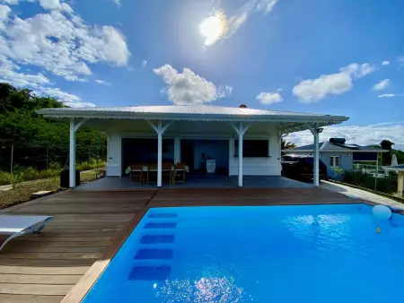 Villa neuve au Marin avec terrasse couverte et élégance moderne - Photo 12