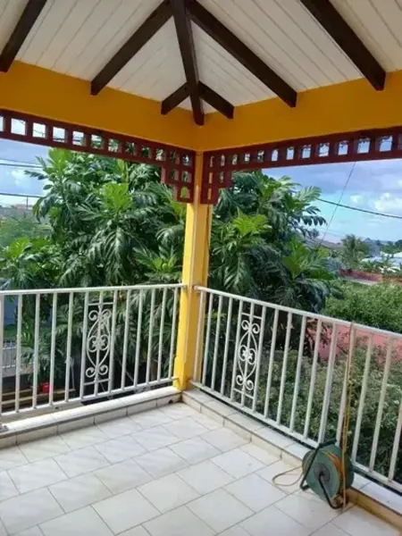 Appartement charmant à Sainte-Rose avec piscine - Photo 2