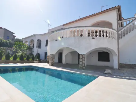 Grande Maison à l’Escala avec Piscine Privée et Terrasse Spacieuse - Photo 1
