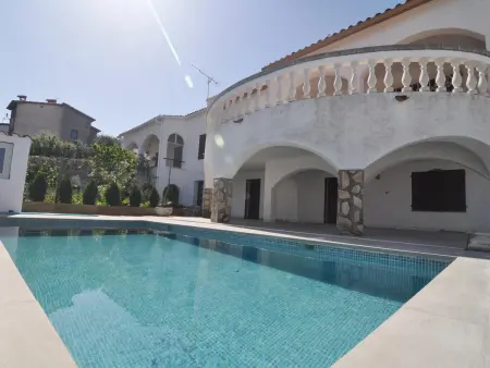 Grande Maison à l’Escala avec Piscine Privée et Terrasse Spacieuse - Photo 2
