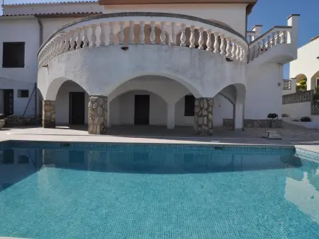 Grande Maison à l’Escala avec Piscine Privée et Terrasse Spacieuse - Photo 3