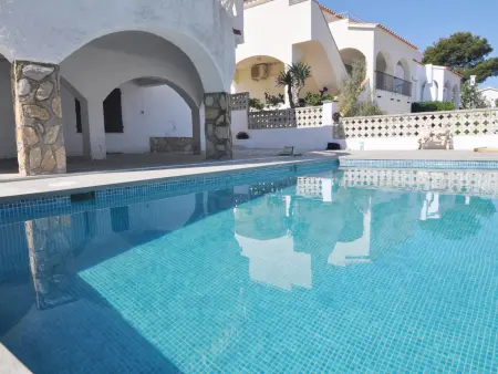 Grande Maison à l’Escala avec Piscine Privée et Terrasse Spacieuse - Photo 6