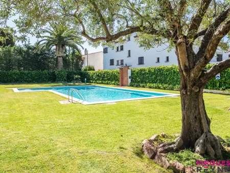 Appartement rez-de-chaussée avec jardin et accès piscine, proche plage de Sant Pol - Photo 2