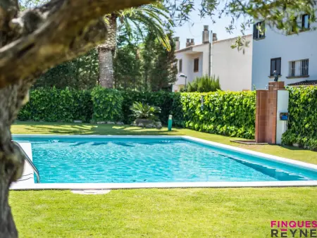 Appartement rez-de-chaussée avec jardin et accès piscine, proche plage de Sant Pol - Photo 5