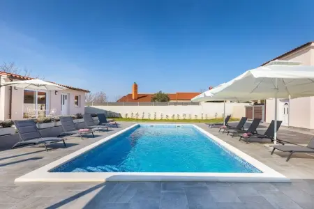 Villa Berg II - Pool, Game Room, Trampoline, Joli bungalow familial avec piscine privée - Photo 10
