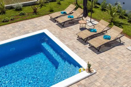 Enchanting Villa Bianca North with Pool and Jacuzz, Villa à Krnica avec piscine près plage roche - Photo 1