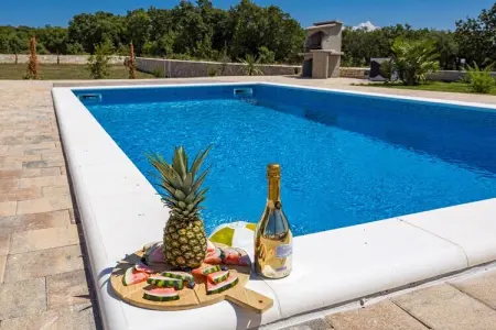 Enchanting Villa Bianca North with Pool and Jacuzz, Villa à Krnica avec piscine près plage roche - Photo 7