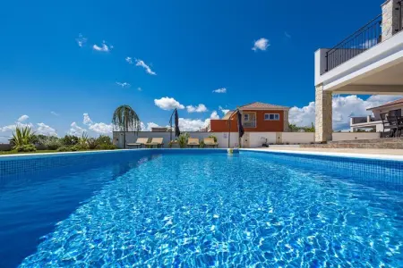 Enchanting Villa Bianca North with Pool and Jacuzz, Villa à Krnica avec piscine près plage roche - Photo 9